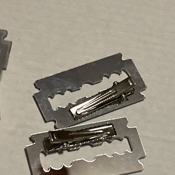 Hair Clip Pin Broach Gothic Punk Goth Hair Clip Emo Goth Blade Not Sharp - Picture 3 of 3